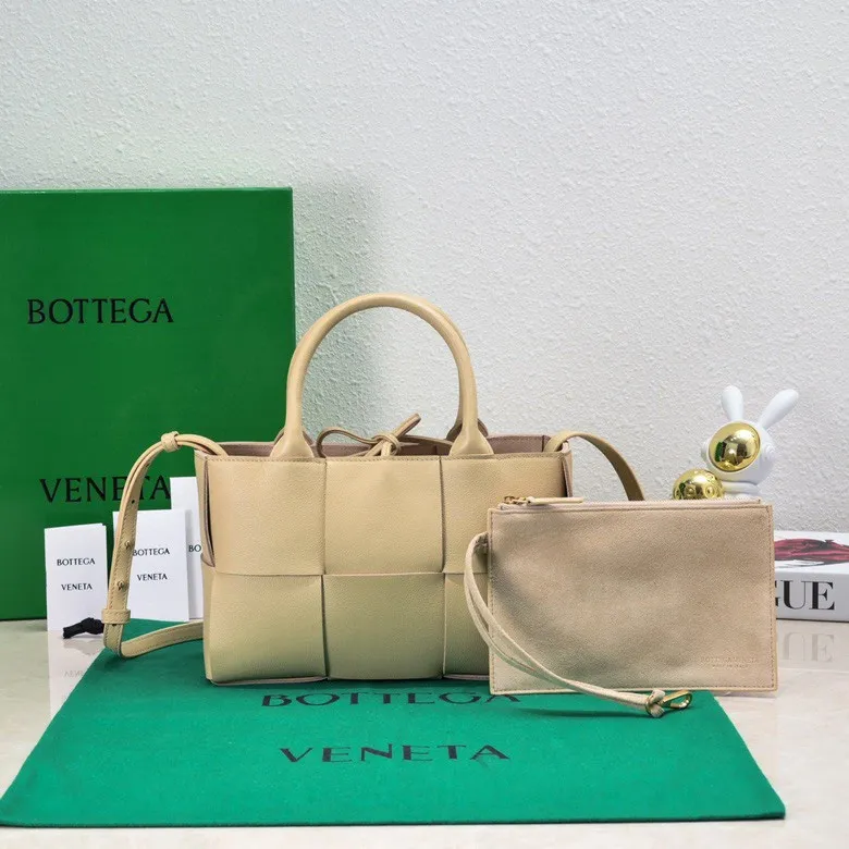 Batch 1460 🔥🔥🔥BV mini tote bag🟡🟡🟡Arco tote finally has a mini version this season. I love this size💯I have always been fond of tote bags because it has no complicated design, is simple and neat, and is easy to match with daily clothes🍒🍒Key point key point! It comes with a detachable shoulder strap, suitable for commuting and casual wear for any occasion👏👏Model number: 9894#, size: 25x16x8cm